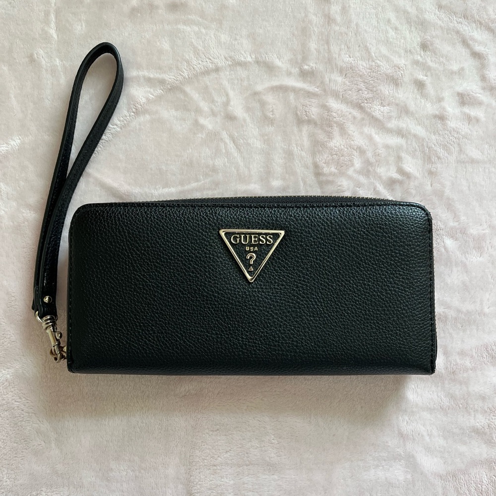 Guess wristlet🖤